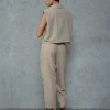 set bej smart casual cu top-sacou și pantaloni văzut din spate