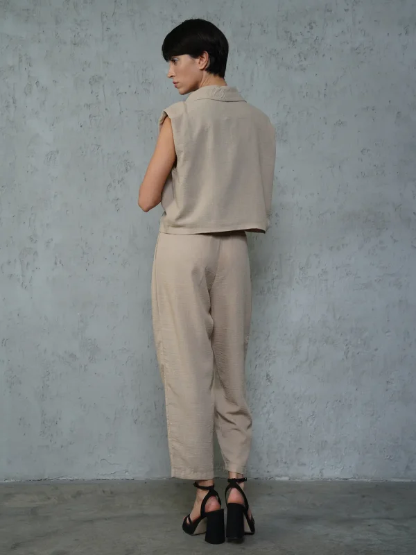 set bej smart casual cu top-sacou și pantaloni văzut din spate