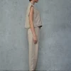 din profil, set bej cu top-sacou supradimensionat și pantaloni conici