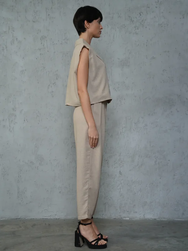 din profil, set bej cu top-sacou supradimensionat și pantaloni conici