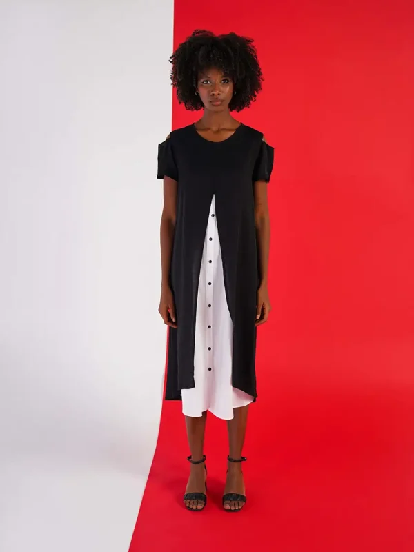 look urban cu rochie cămașă A-line neagră cu strat interior alb și sandale
