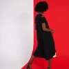 rochie cămașă A-line neagră cu design asimetric văzută din spate