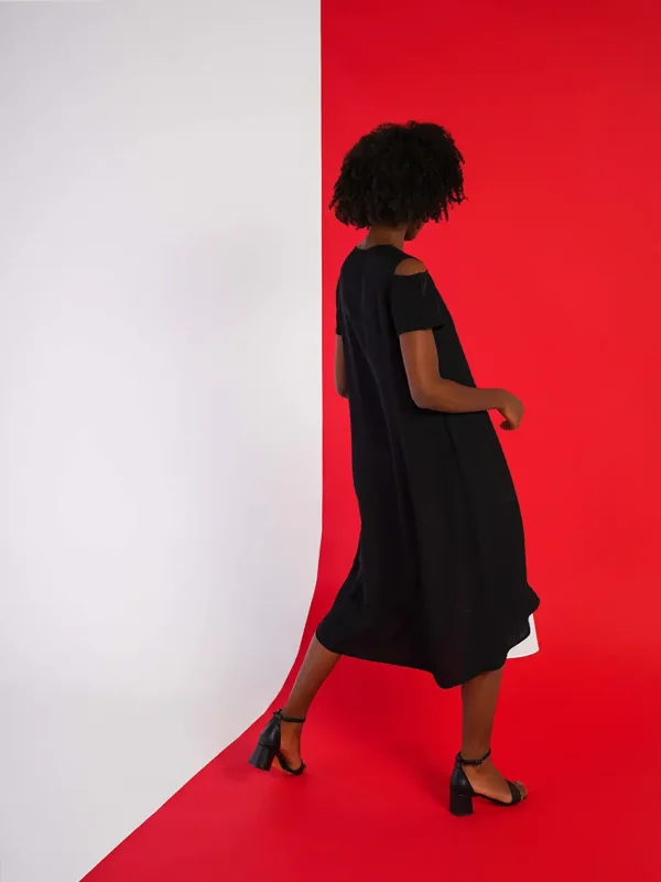 rochie cămașă A-line neagră cu design asimetric văzută din spate