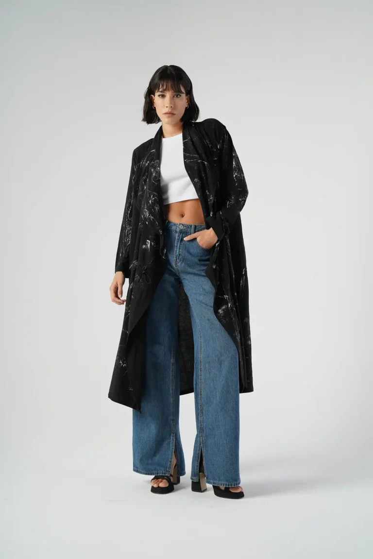 asortare culori trenci negru, tricou alb si blugi denim
