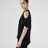 look urban casual cu bluză neagră cu umeri decupați și pantaloni cargo