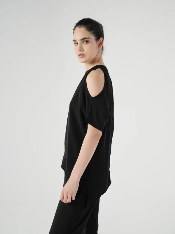 look urban casual cu bluză neagră cu umeri decupați și pantaloni cargo