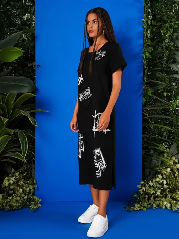 din profil, rochie neagră minimalistă cu slit lateral și tăietură simplă