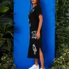 look streetwear cu rochie neagră minimalistă urbană și sneakers