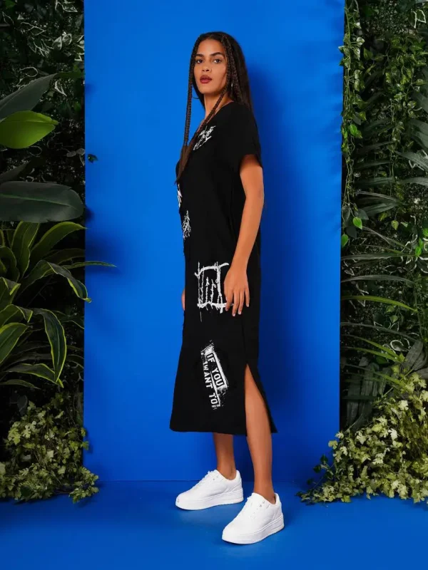 look streetwear cu rochie neagră minimalistă urbană și sneakers