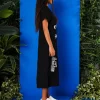 rochie neagră minimalistă urbană văzută din spate