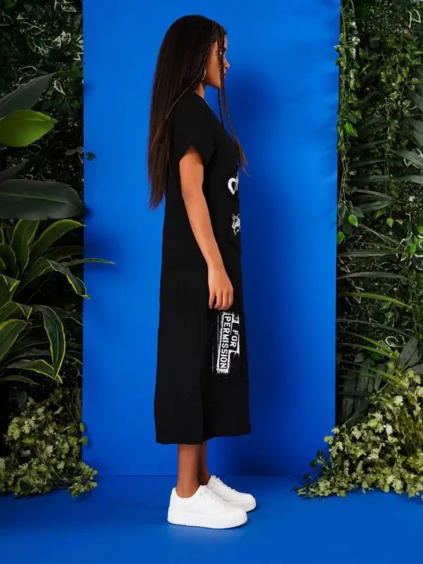 rochie neagră minimalistă urbană văzută din spate