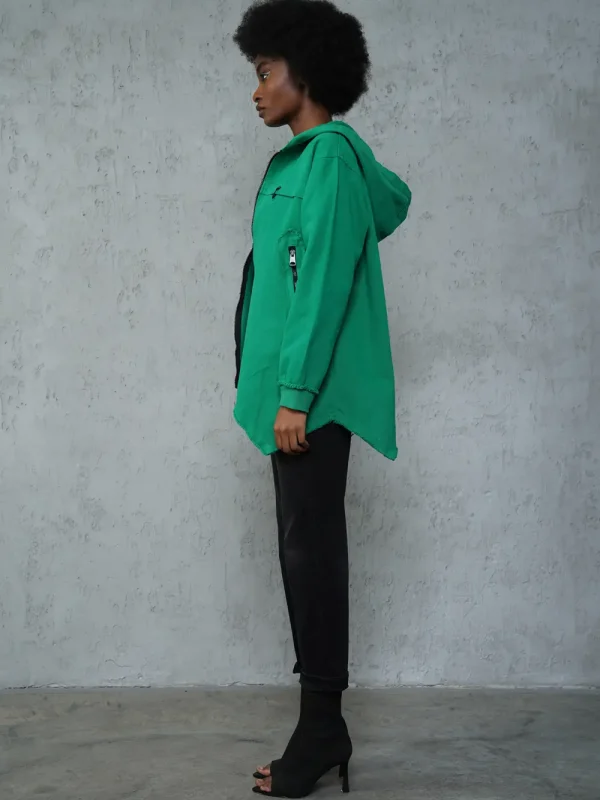 look urban de toamnă cu geacă verde asimetrică cu glugă supradimensionată
