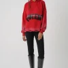 look urban relaxat cu hanorac roșu cu imprimare Queen și cizme