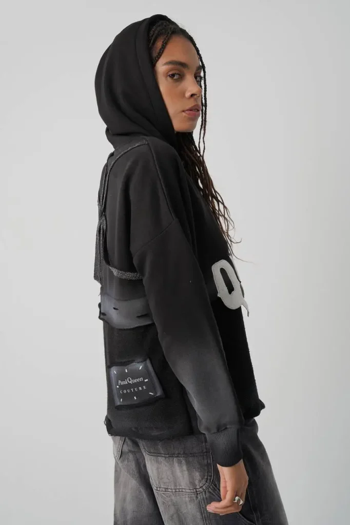 hanorac cool - purtat cu gluga pe cap