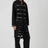 din profil, set negru cu jachetă și pantaloni, design nonconformist