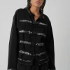 look avangardist cu set negru statement, jachetă și pantaloni, și sneakers