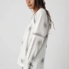 din profil, bluză albă oversize cu croială lejeră