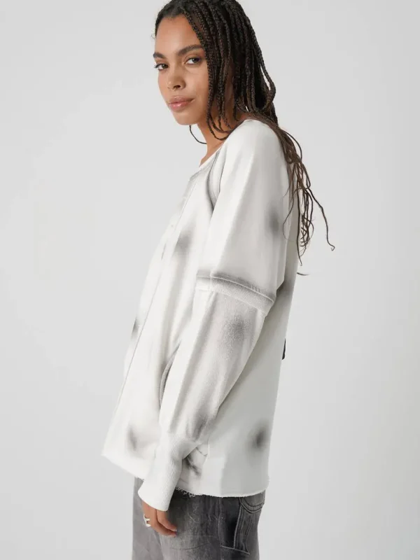 din profil, bluză albă oversize cu croială lejeră