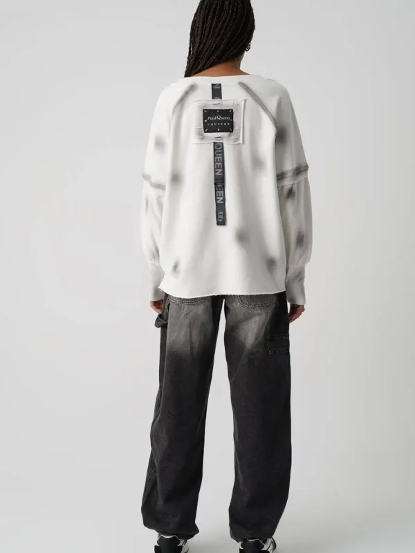 bluză albă oversize cu design unic al spatelui văzută din spate
