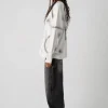 look casual-chic cu bluză albă oversize și pantaloni largi