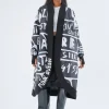 femeie purtând o geacă oversized neagră cu imprimeu grafic