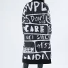vedere din spate, femeie purtând o geacă oversized neagră cu imprimeu grafic