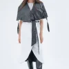 look urban cu trenci-vestă reversibilă neagră cu detalii albe și cordon în talie