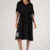 look casual-chic cu rochie neagră cu cordon în talie și pantofi