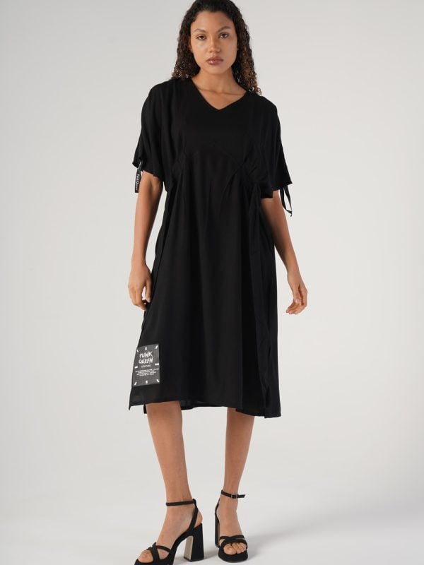 look casual-chic cu rochie neagră cu cordon în talie și pantofi