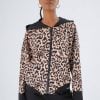 prim-plan cu imprimeul leopard, gluga și manșetele negre ale jachetei
