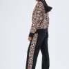 look sporty-street cu set negru cu imprimeu leopard, jachetă și pantaloni