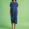 look streetwear cu rochie albastră oversize asimetrică și sandale