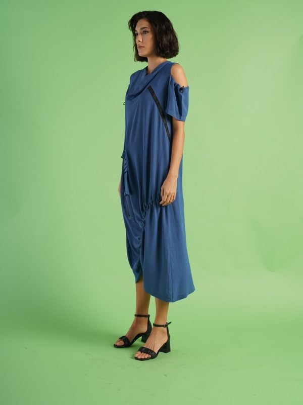 din profil, rochie albastră oversize cu umeri decupați și croială asimetrică