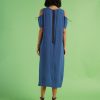 rochie albastră oversize asimetrică văzută din spate