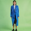 look urban cu trenci albastru vibrant oversize și sneakers negri