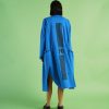 trenci albastru fluid oversize văzut din spate