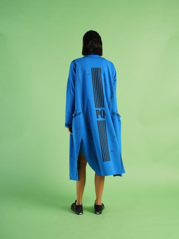 trenci albastru fluid oversize văzut din spate