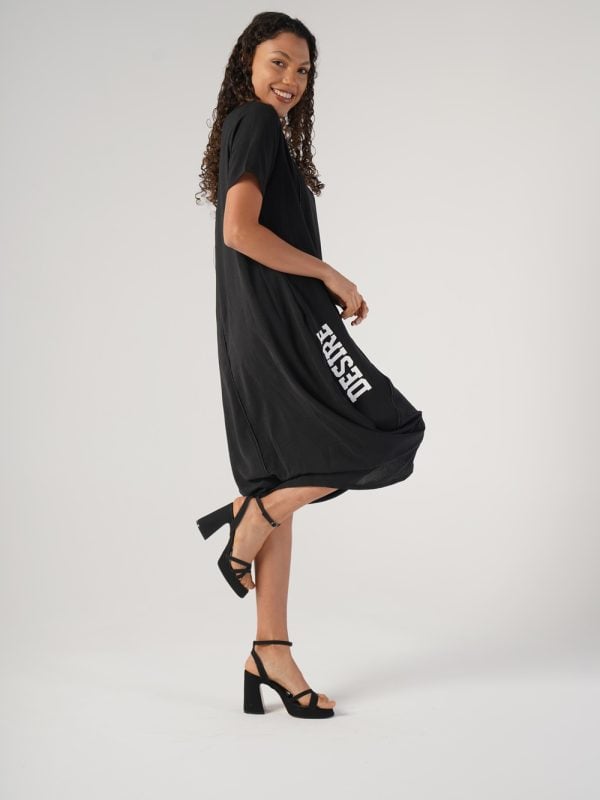 look casual cu rochie neagră drapată fluidă și pantofi
