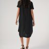 rochie neagră drapată fluidă văzută din spate