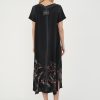 rochie neagră boemă cu detalii florale văzută din spate