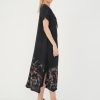 din profil, rochie neagră boemă cu croială lejeră și material fluid
