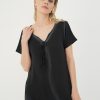 look boem cu rochie neagră cu detalii florale și sandale