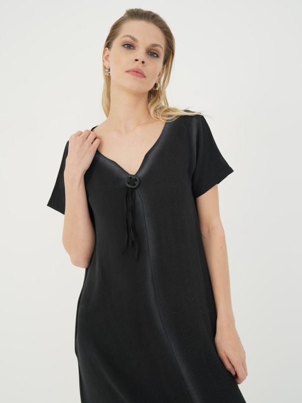 look boem cu rochie neagră cu detalii florale și sandale