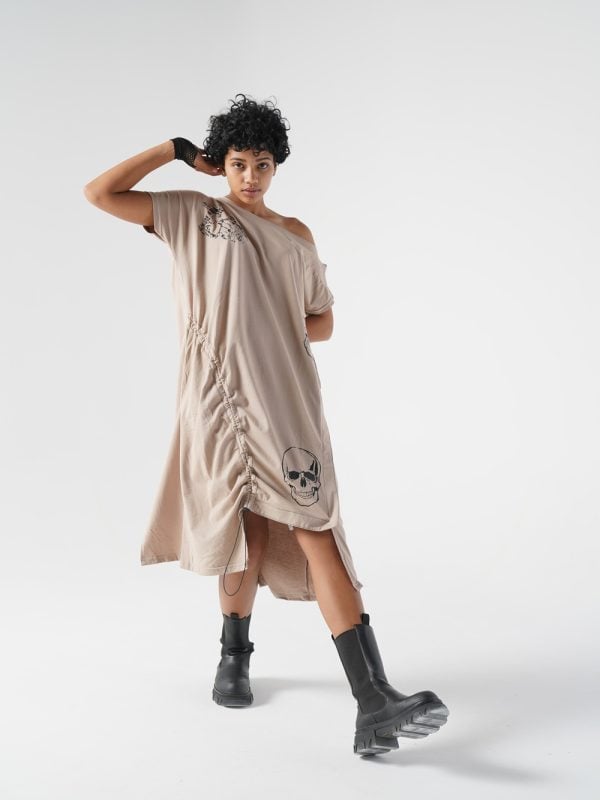look urban-rebel cu rochie nude cu imprimeu cu cranii și bocanci