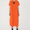 rochie portocalie comodă cu buzunare văzută din spate
