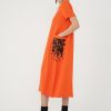 look lejer cu rochie portocalie comodă cu buzunare și ghete