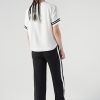 tricou-bluză alb cu mesaj văzut din spate, croială lejeră