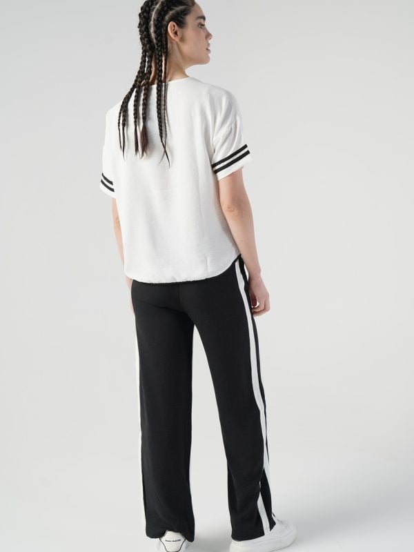 tricou-bluză alb cu mesaj văzut din spate, croială lejeră