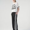 look casual cu tricou-bluză alb cu mesaj și pantaloni cu dunga albă