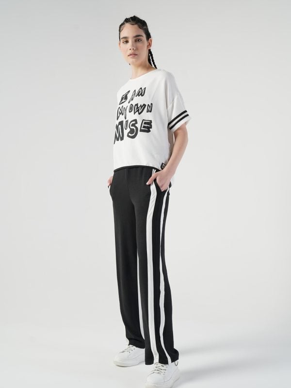 look casual cu tricou-bluză alb cu mesaj și pantaloni cu dunga albă